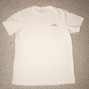 White vineyard vines shirt with pink whale